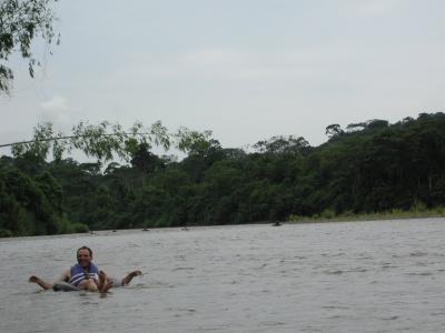 Fahrt auf dem Fluss mit Gummischlauch