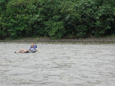 Fahrt auf dem Fluss mit Gummischlauch