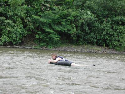 Fahrt auf dem Fluss mit Gummischlauch
