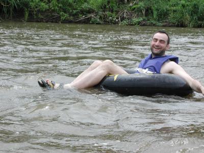 Fahrt auf dem Fluss mit Gummischlauch