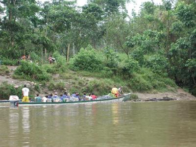 Fahrt aus dem Dschungel, auf dem Fluss