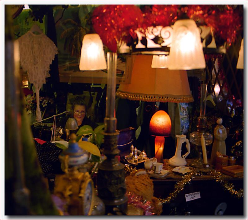 Mercire-brocanteuse dans son cafarnam