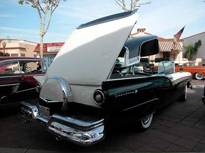 1957 Ford Skyliner (retractable top)