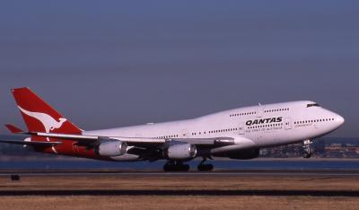 VH-OJA  Qantas B747-400 longreach.jpg