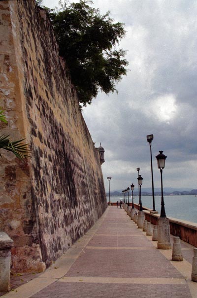 Promenade along the walls under the Fortaleza