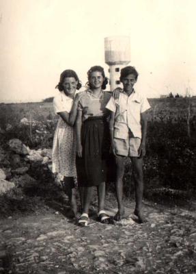 אילי, ציונה, ונעמי - בגבעת חביבה