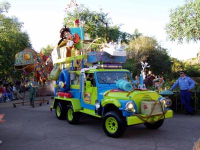 Mickeys Jammin Jungle Parade Oly C-720 12/22/2002