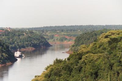 Las Tres Fronteras - Foto tomado del puente entre Argentina y Brasil, Argentina izquierda, Brasil derecha, Paraguay en frente