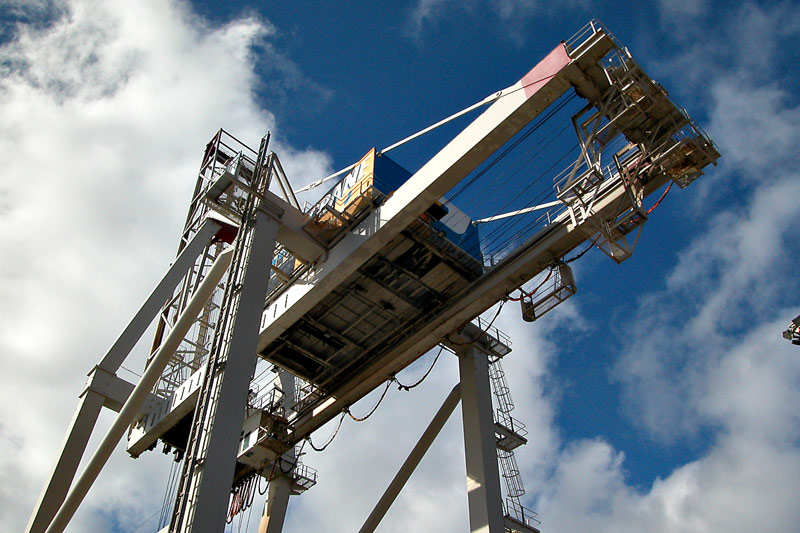 26 August 04 - Centrepoint Container Crane