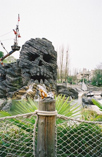 Whoops,  our only photo of Jas and Min in front of Skull Rock in Adventure Land.  A shipwreck was on the left.