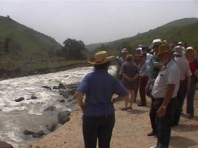 טיול זרימות ומפלים - עם יגאל - אפריל 2003 - החברה על גדת הירדן