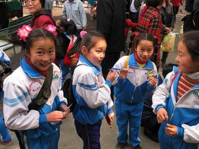 29194 SchoolGirls at Zoo