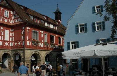 Altes Rathaus (links) und Bachofer (rechts)
