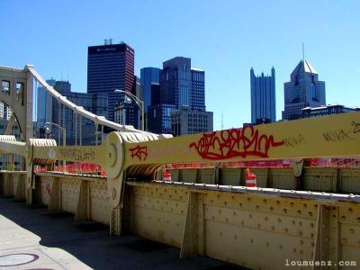 u24/tremont/medium/170773.grafitibridgeskylinesm.jpg