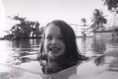 u24/waterhead/medium/15398898.003inthepoolatBintan.jpg