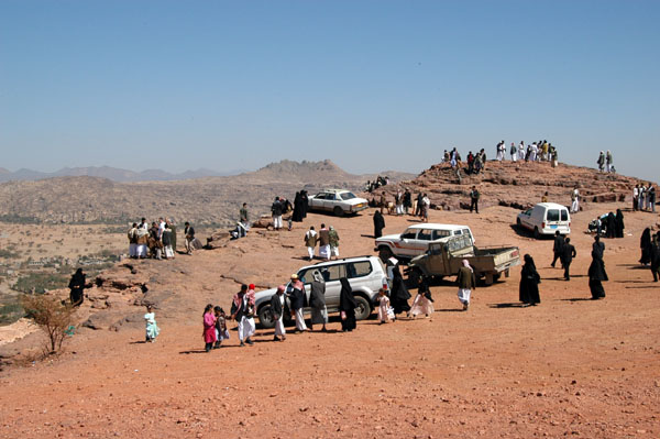 The Wadi Dhahr overlook is popular with locals