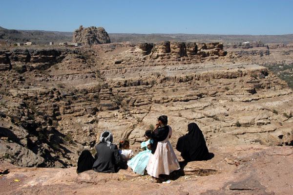 Family enjoying the view of Wadi Dhahr