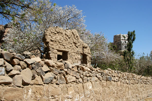 Ruins near the Dar al-Hajar