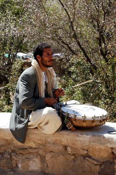 Yemeni drummer at Dar al-Hajar