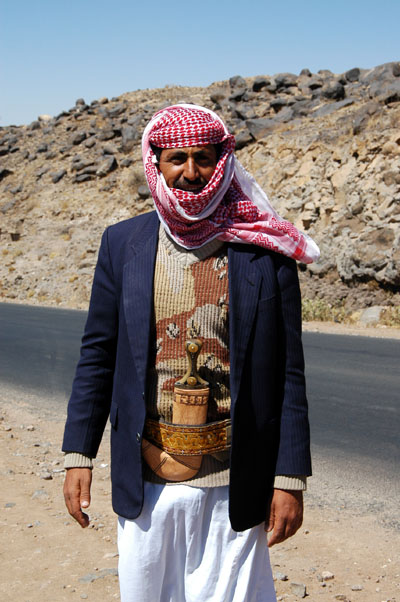 Yemeni man along the road to Shibam