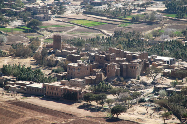 Village in the valley below the Shibam-Kawkaban Road