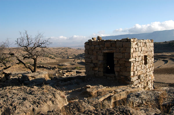 Stone hut in a field between Thilla and Hababa