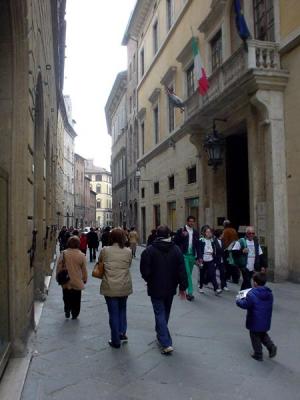 Siena - Mezzogiorno Sulle Strade Strette.jpg