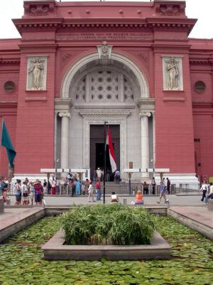 Entrée du musée du Caire où sont présentés 143.000 objets !