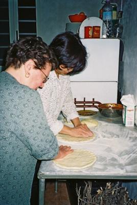Zia Pinuccia and Concetta preparing the bases.