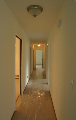 116-1696_IMG_hallway.jpg