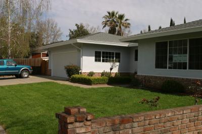 117-1762_IMG_front_brick_fence.jpg