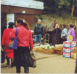 u25/mosko/upload/15218337.sellinggoodsnearsiberianrailwaystation.jpg