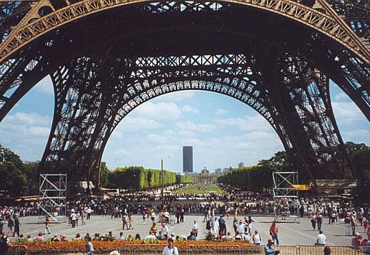 u25/mosko/upload/15298916.aaaeiffletower.jpg