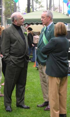 San Diego Mayor Dick Murphy (sporting green ribbon)