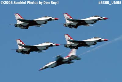 5360 - USAF Thunderbirds at the 2005 Air & Sea practice show military stock photo #5360
