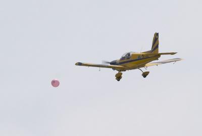 Zlin-142 hitting baloon