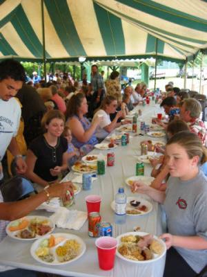 more rows of people eating (the Cooter family on this end)