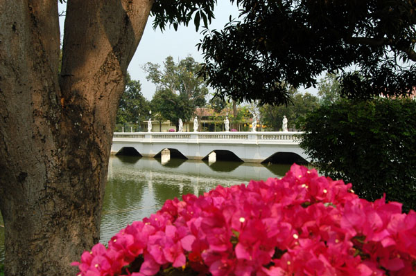 Bridge across the lake at Bang Pa-In