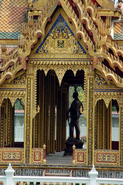 Rama V statue inside the pavillion