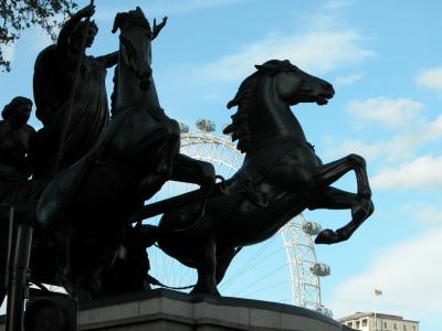 Chariot statue with London Eye