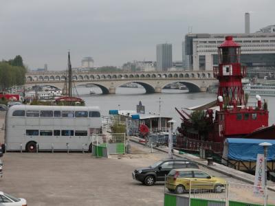 Quai with bus and Batofar