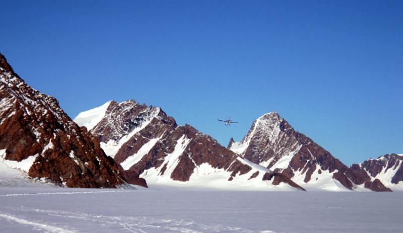 The twin otter arrives to pick us up- only a day late!