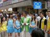 Presentator en Girls van HK-TV