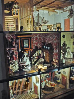 An elaborate dollhouse in the Rijksmuseum
