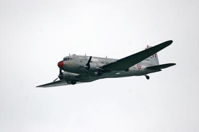Douglas C-47 DC-3 militaire en vol
