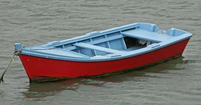 Barque bleue et rouge prs de la pointe d'Arradon