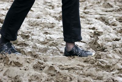 Arodrome de Cerny aprs la pluie, les pieds de quelqu'un qui vient d'arriver...