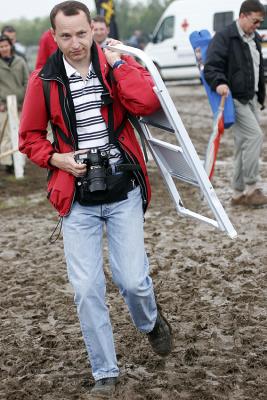 Arodrome de Cerny aprs la pluie, il a tout prvu... sauf les bonnes chaussures !