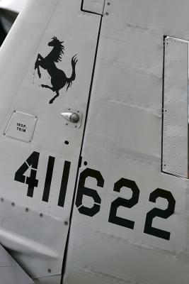 Cheval cabr sur la queue du P-51D Mustang Nooky Booky IV