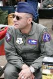 Cet homme habillé en militaire vendait des insignes